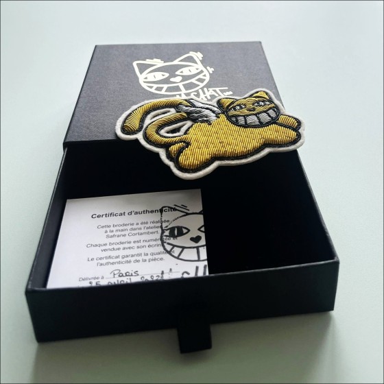 M.CHAT (Thoma Vuille) - Originalhand bestickte "fliegende Katze" 7x10cm - 2023