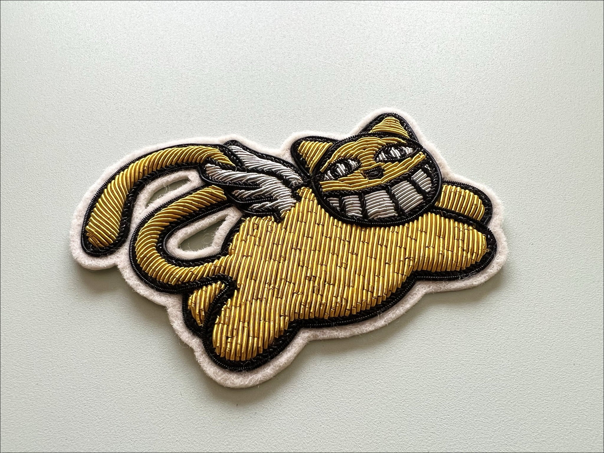 M.CHAT (Thoma Vuille) - Broderie originale réalisée à la main "Chat volant" 7x10cm - 2023