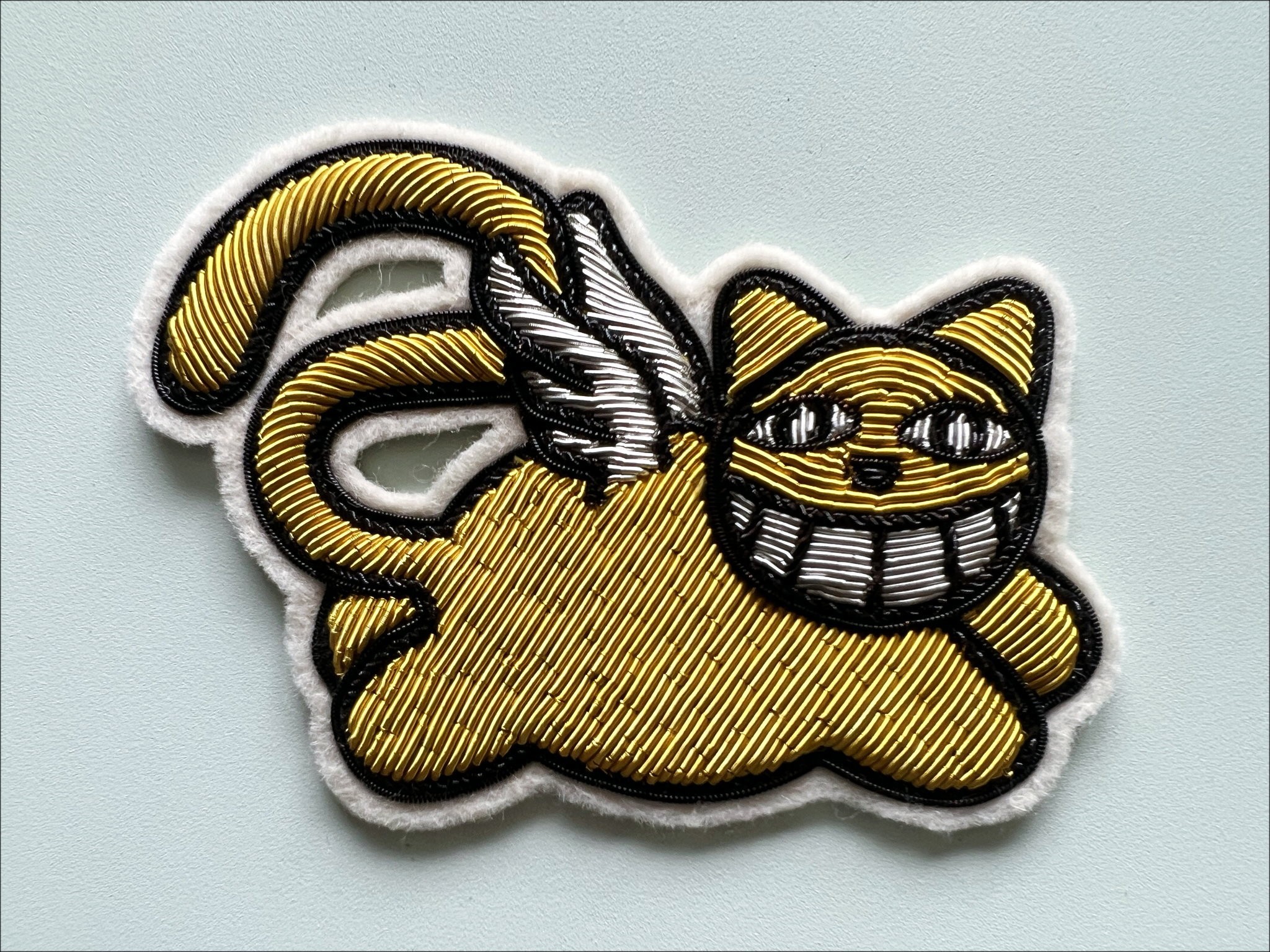 M.CHAT (Thoma Vuille) - Originalhand bestickte "fliegende Katze" 7x10cm - 2023