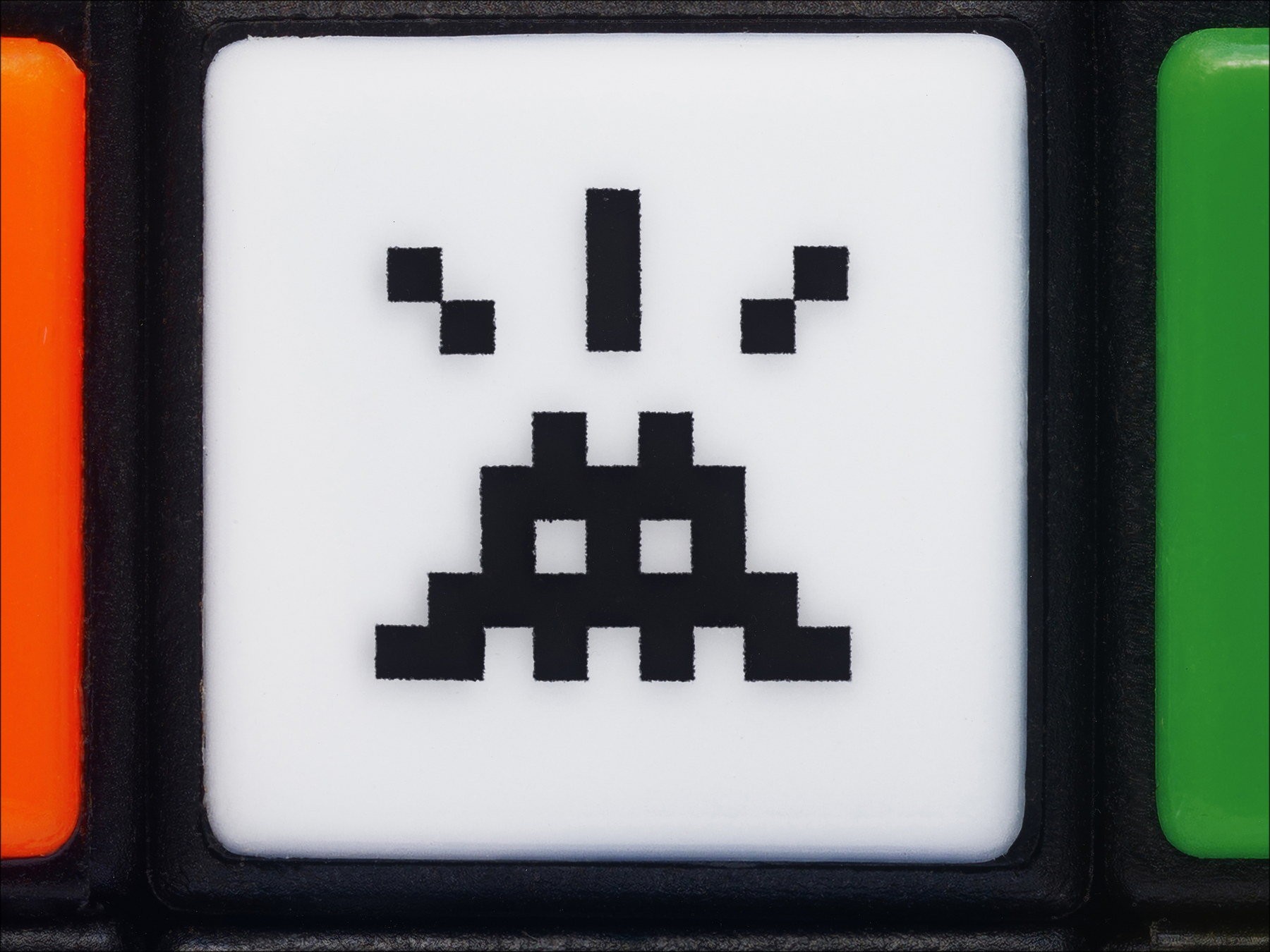 Künstler INVADER | 'Eindringlich Cube NVDR1-1' Kunstwerk | 2023