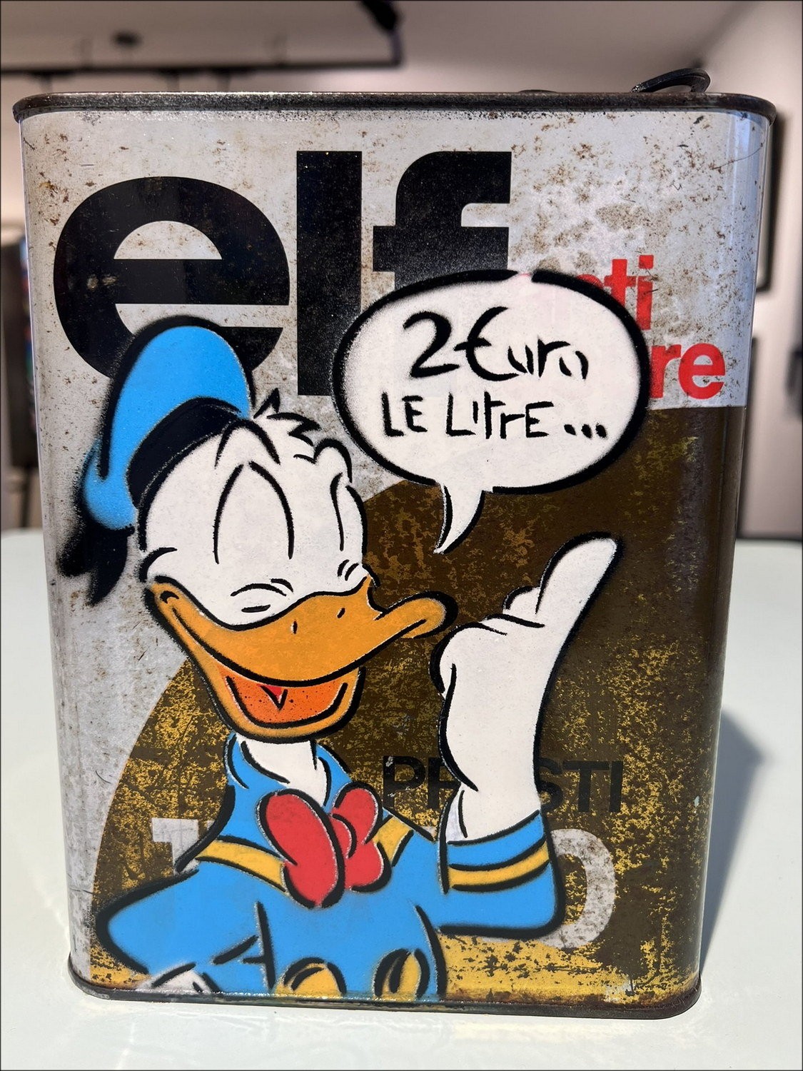 DEZACHE : Donald2, 2023 - Pintura acrílica (aerosol) en un aceite viejo. Mano firmada por el artista su.