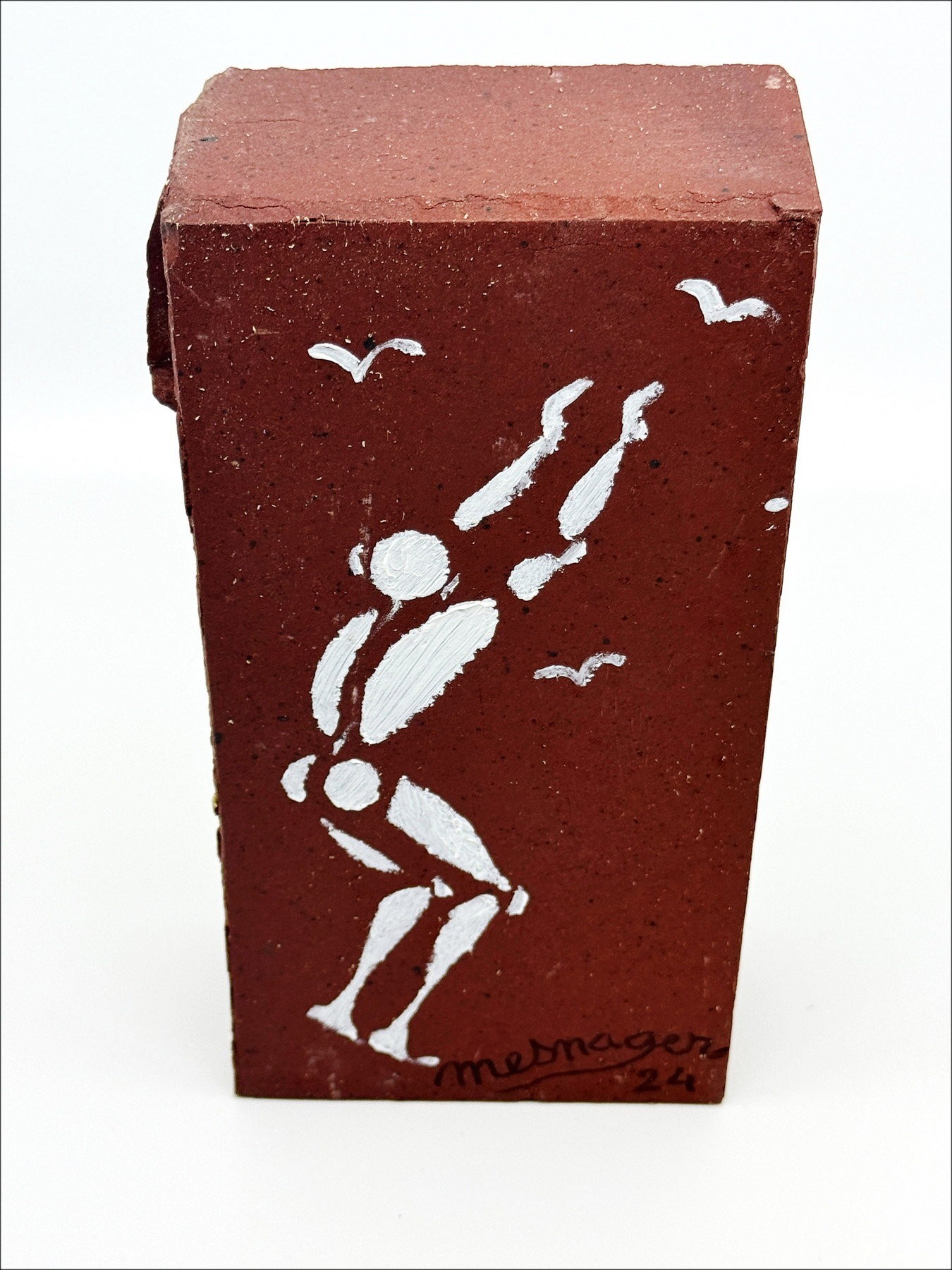 Jérôme Mesnager - acryl schilderij op baksteen "man in wit" 22x11x6cm - 2024