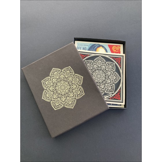 Shepard Fairey – Reframe, caja de pegatinas y tarjetas