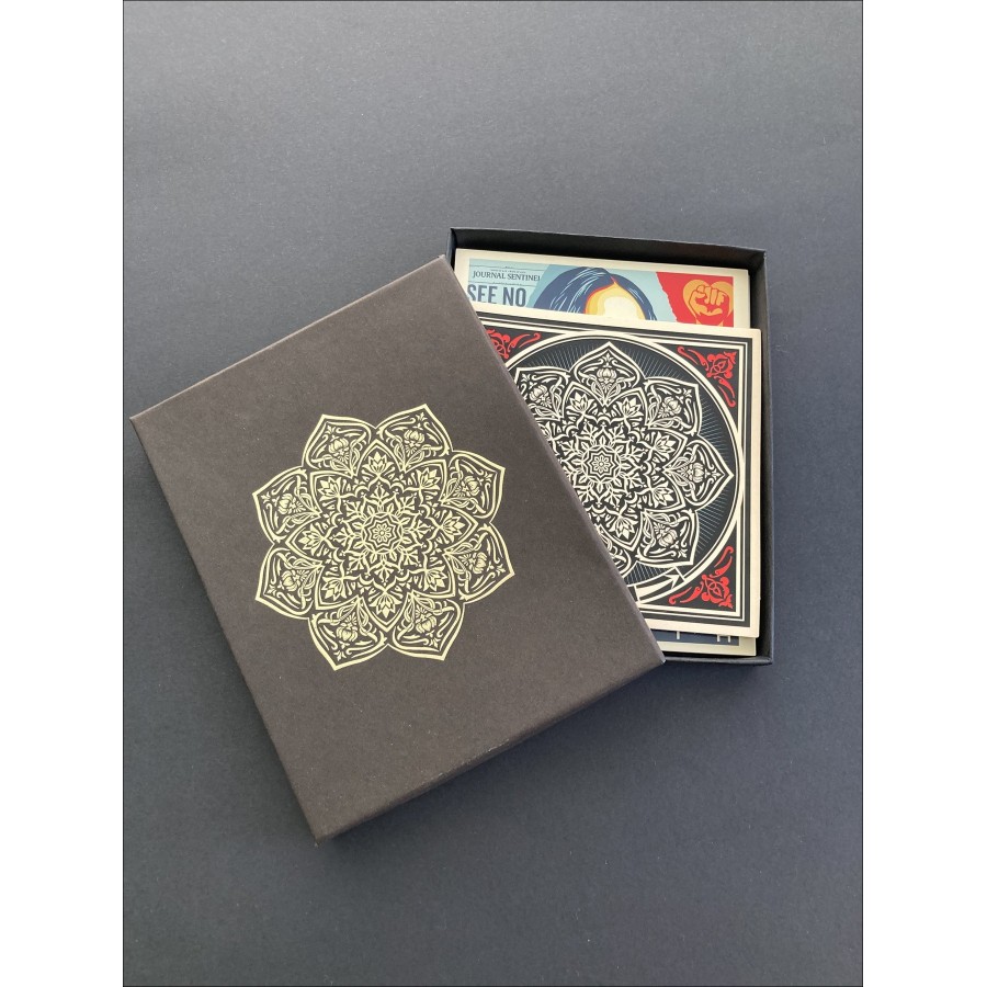 Shepard Fairey – Reframe, caja de pegatinas y tarjetas