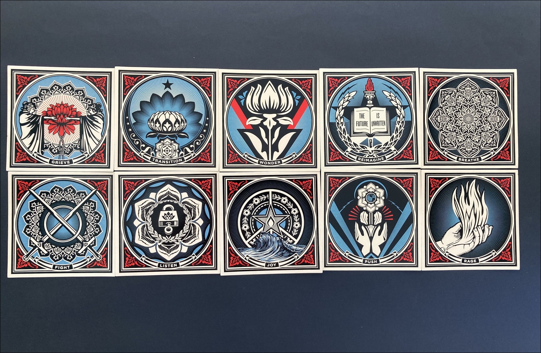 Shepard Fairey – Reframe, caja de pegatinas y tarjetas