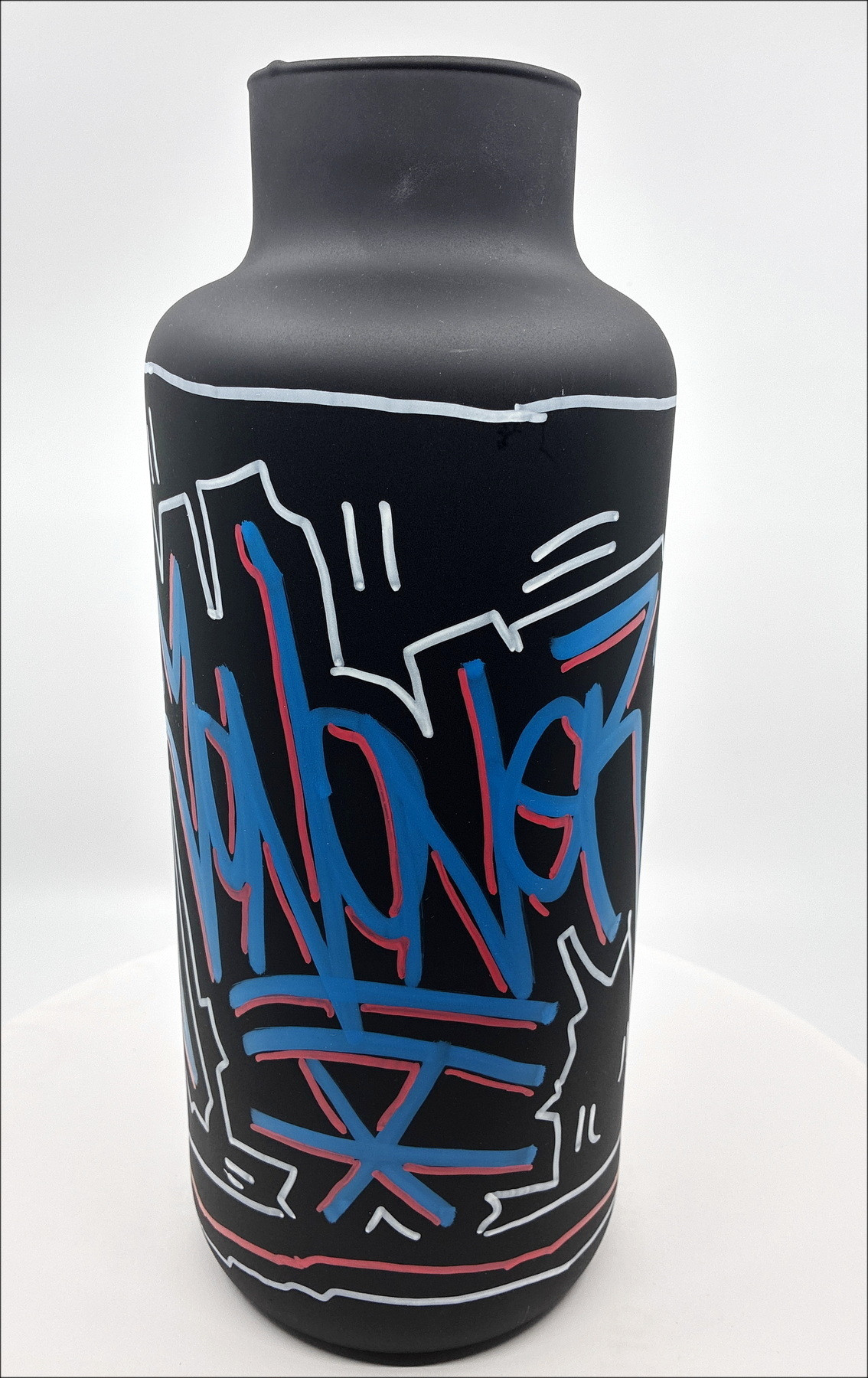JonOne – Peinture sur vase, Vase #1, 2025