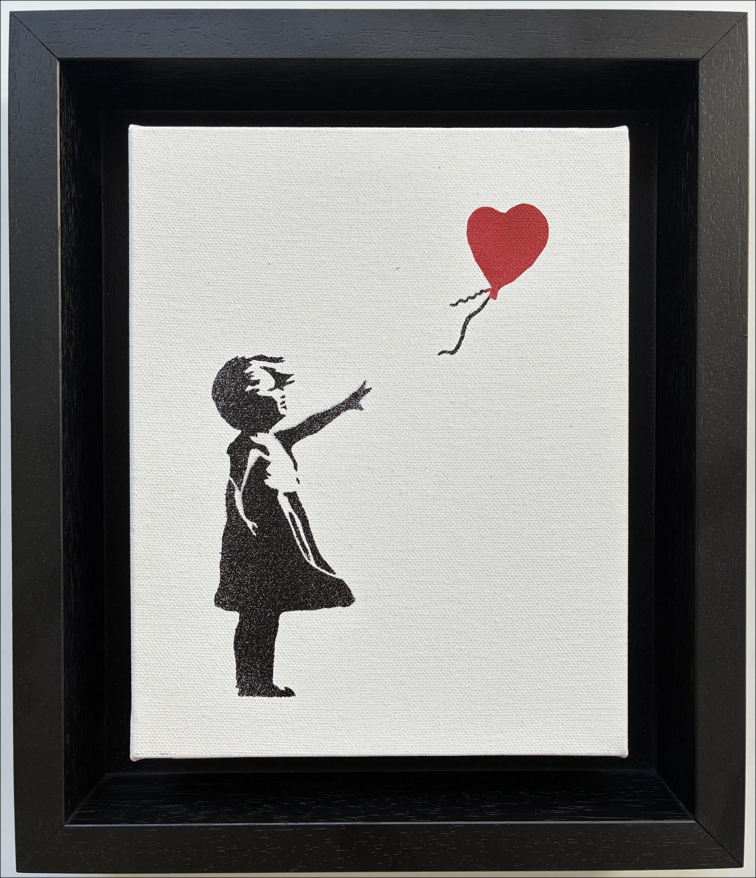 BANKSY (danach) - das kleine Mädchen auf dem Ball auf einem Dächer
