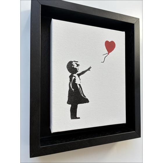 BANKSY (danach) - das kleine Mädchen auf dem Ball auf einem Dächer