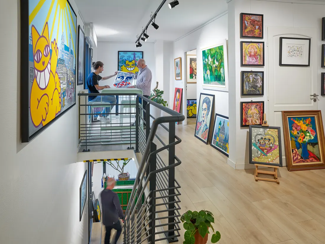 Étage de la Galerie 125 à Argancy : peintures, lithographies et œuvres de M. Chat