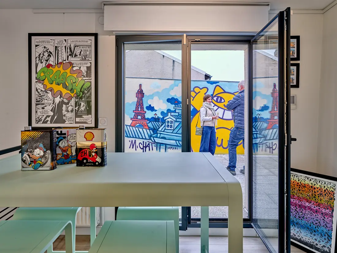 Terrasse de la Galerie 125 à Argancy avec la fresque de M. Chat